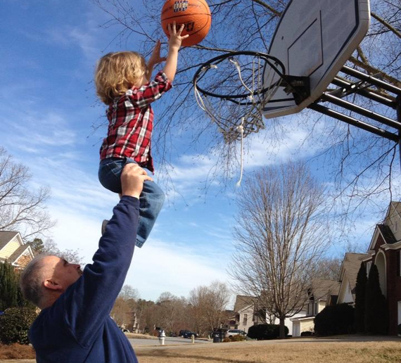 đứa trẻ được nâng lên đứa trẻ được nâng lên