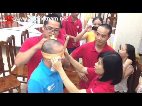 Game show bịt mắt đánh trúng trống được ngay 1 triệu, bạn chơi không?