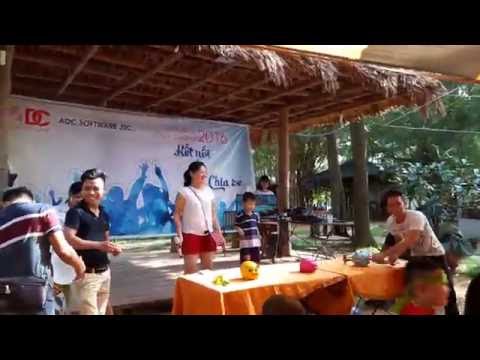 Trò chơi bịt mắt đập lợn tại Team Building 2016